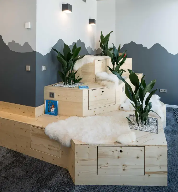 Individuelle Begrünungslösung mit Holzmöbel